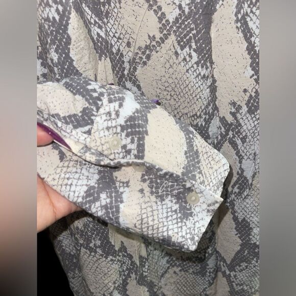 H&M Womens Medium Top Tunic Gray Pink White Snake Button Collar Knot Woven - Picture 5 of 8